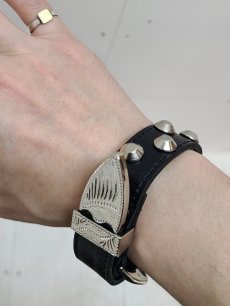 画像6: el conductorH(コンダクター) LEATHER TRAPEZOID STUDS BRACELET PD24MAC04 (6)